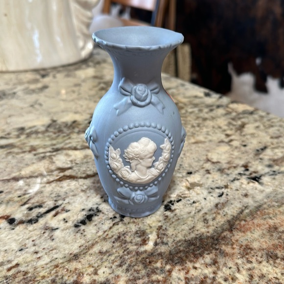 Mini blue cameo porcelain vase - Picture 1 of 3